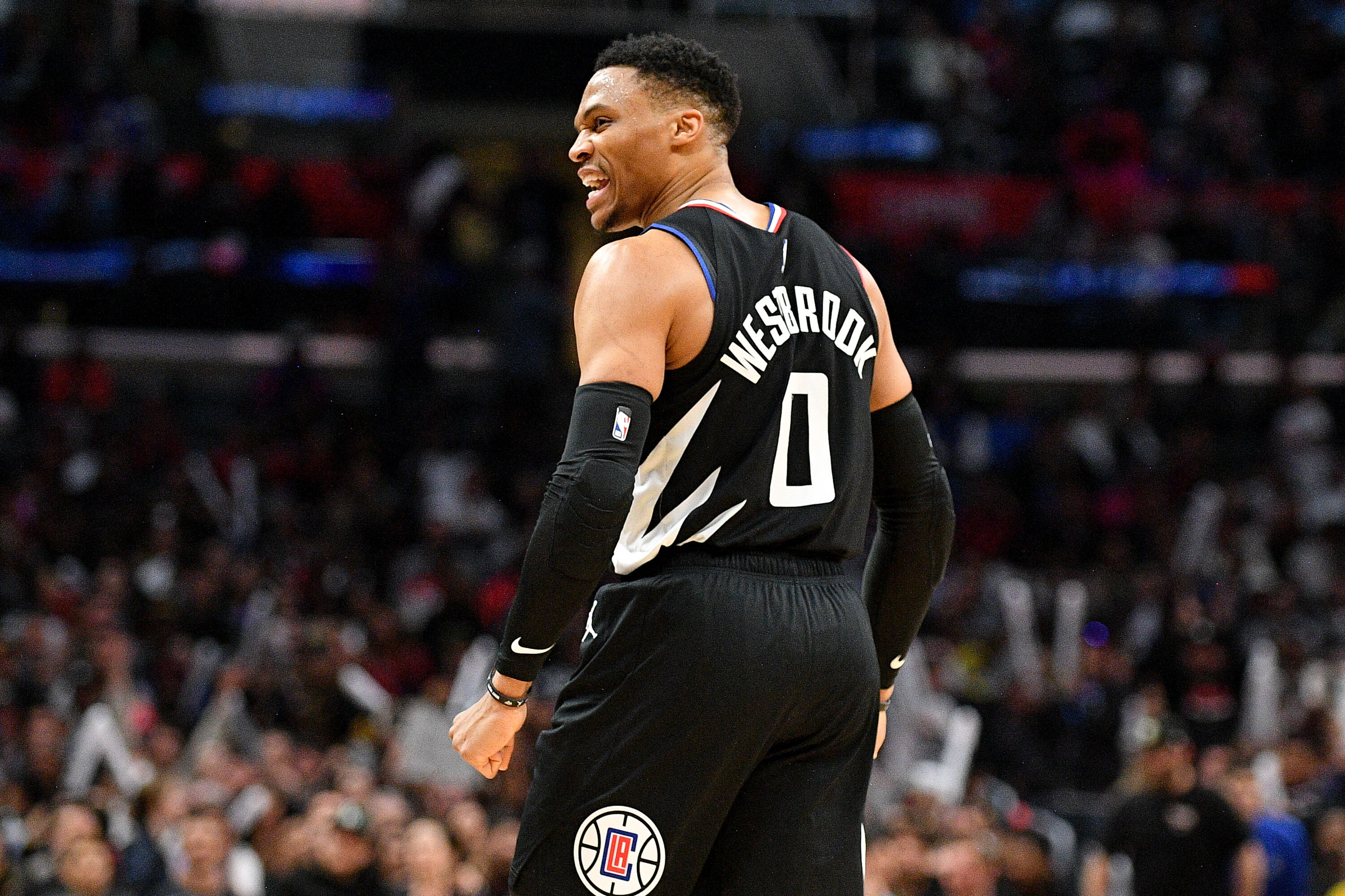 爱游戏官方-太阳轻取鹈鹕，范弗利特状态火热