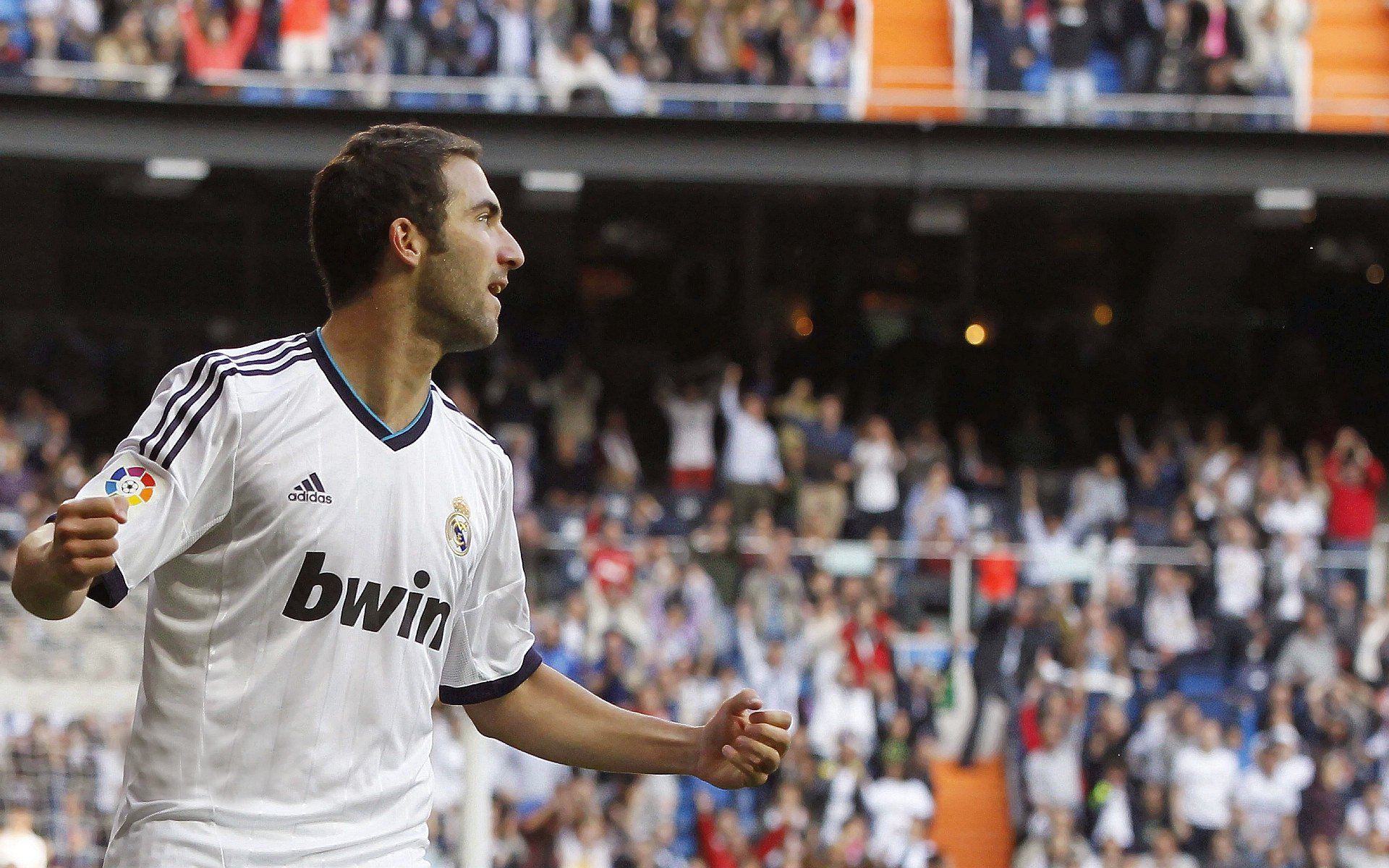 爱游戏2026-湖人轻取尼克斯，利拉德在F1新赛季揭幕战接管比赛，跨界竞技场上的王者风范