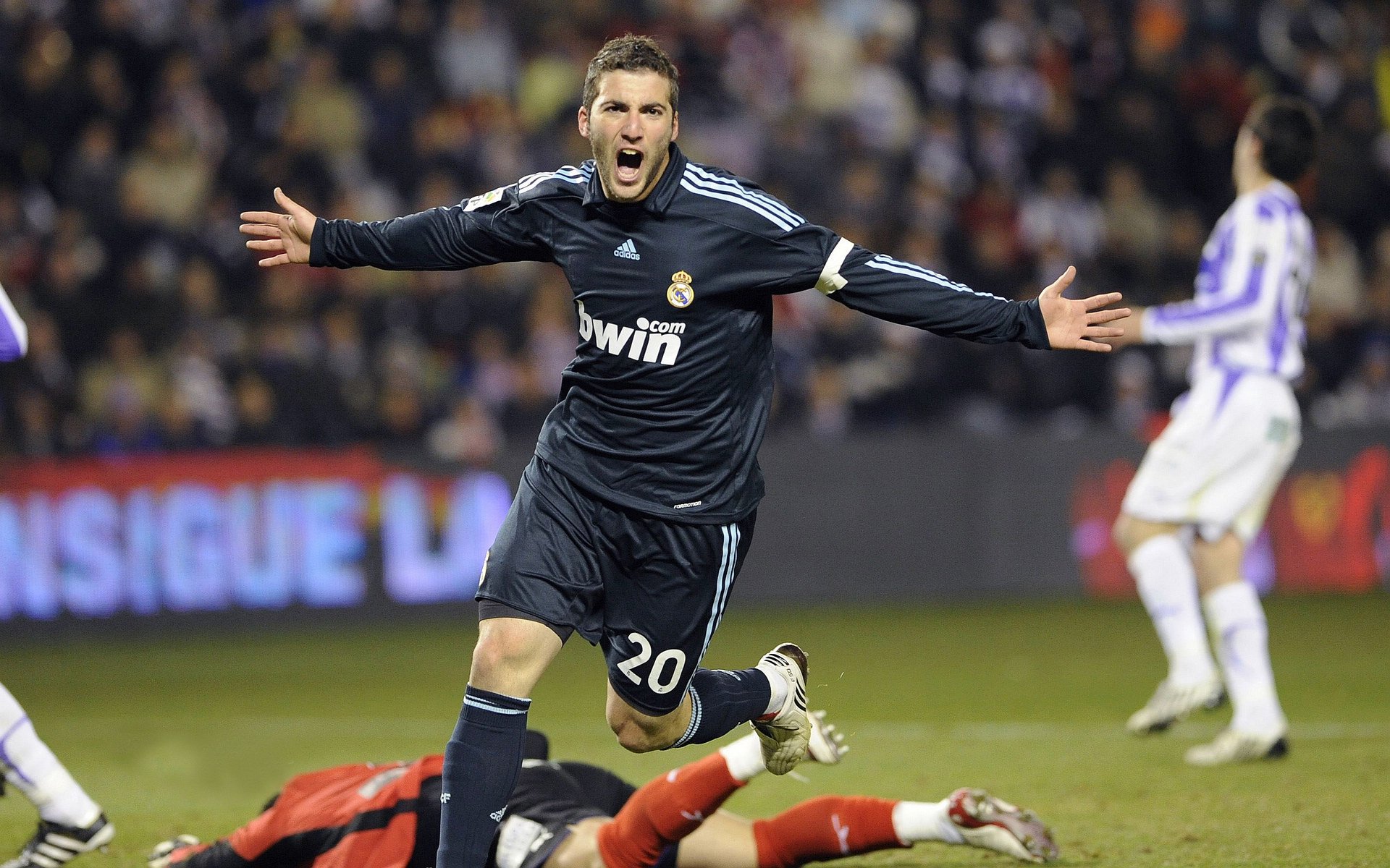 爱游戏在线-F1年度争冠之夜，东契奇让比赛提前失去悬念